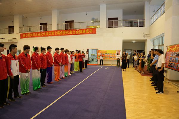 与会人员与武术中心运动员交流.jpg