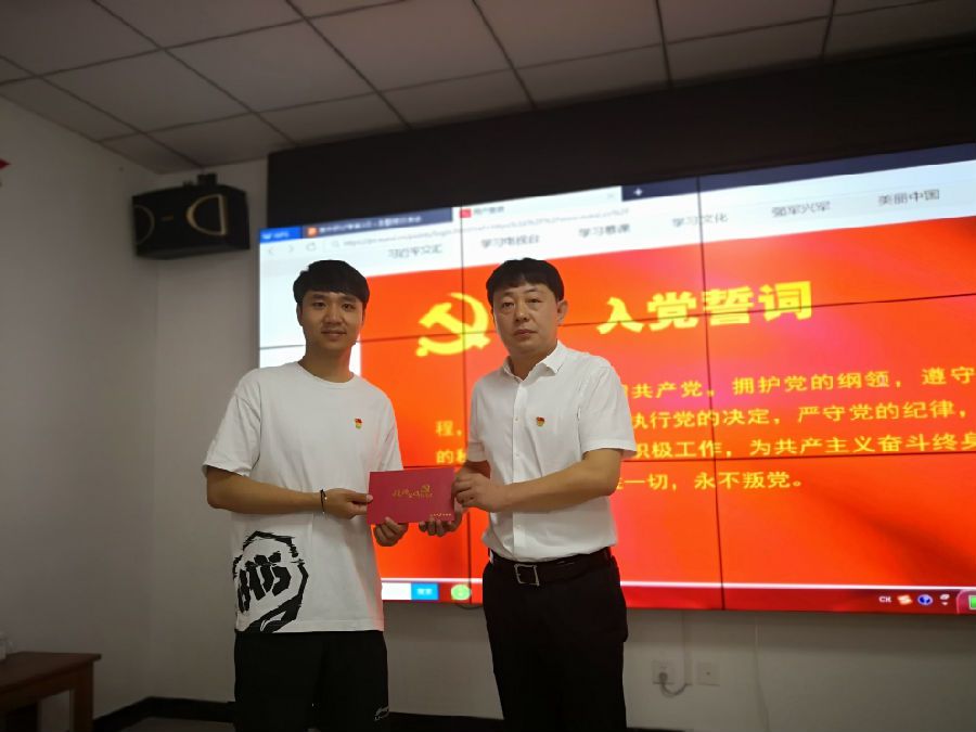 5.给党员发放政治生日纪念卡.jpg