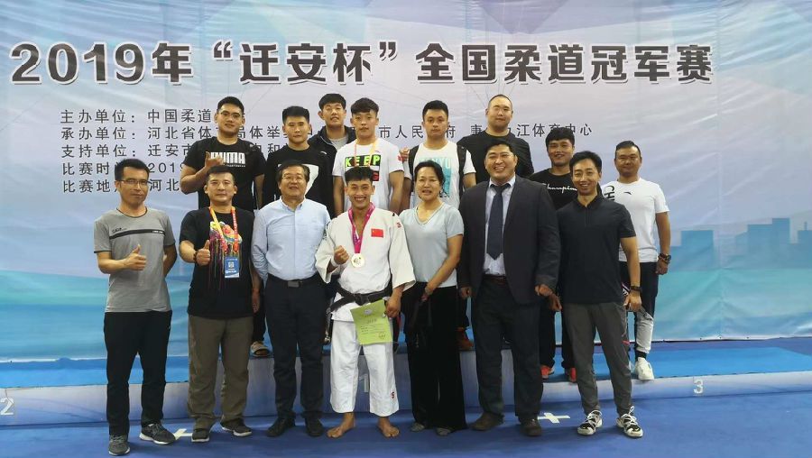 薛紫阳与河北男柔代表团合影.jpg