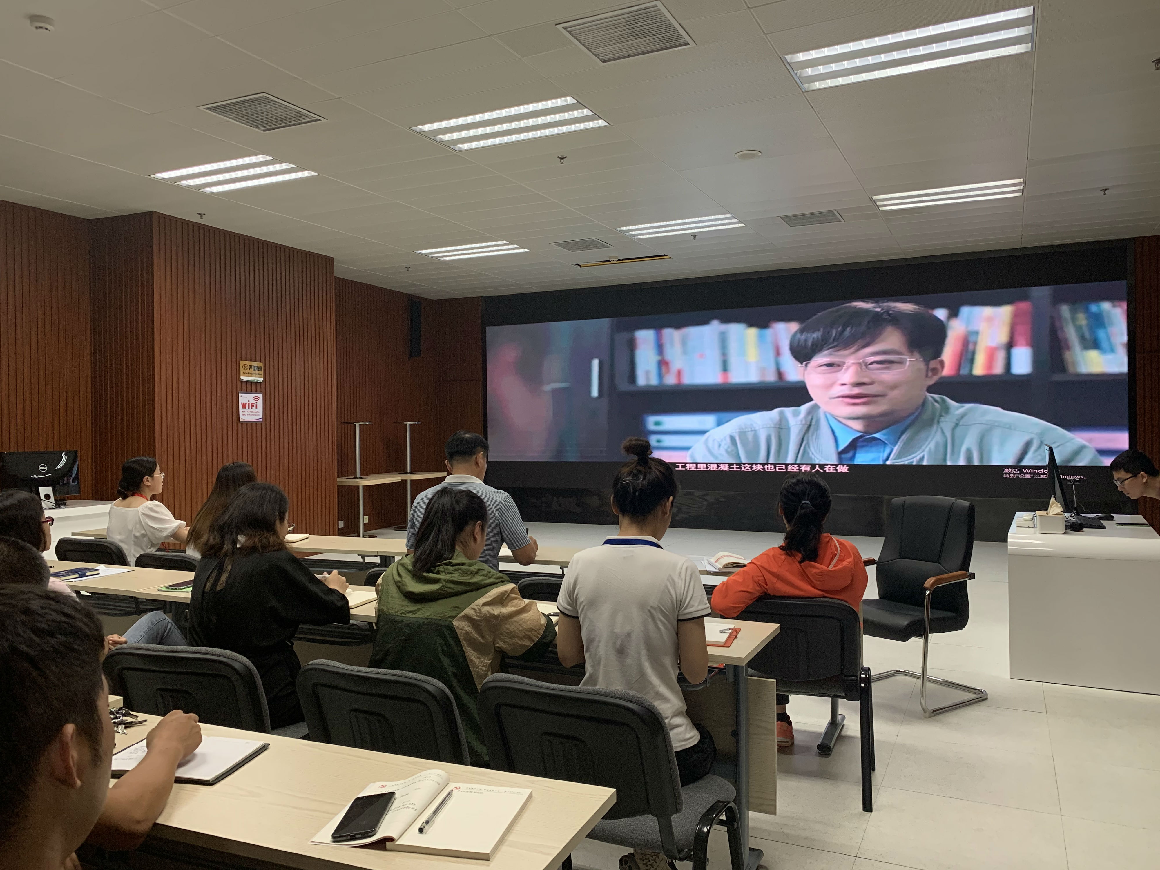 奥体中心集中开展警示教育.JPG
