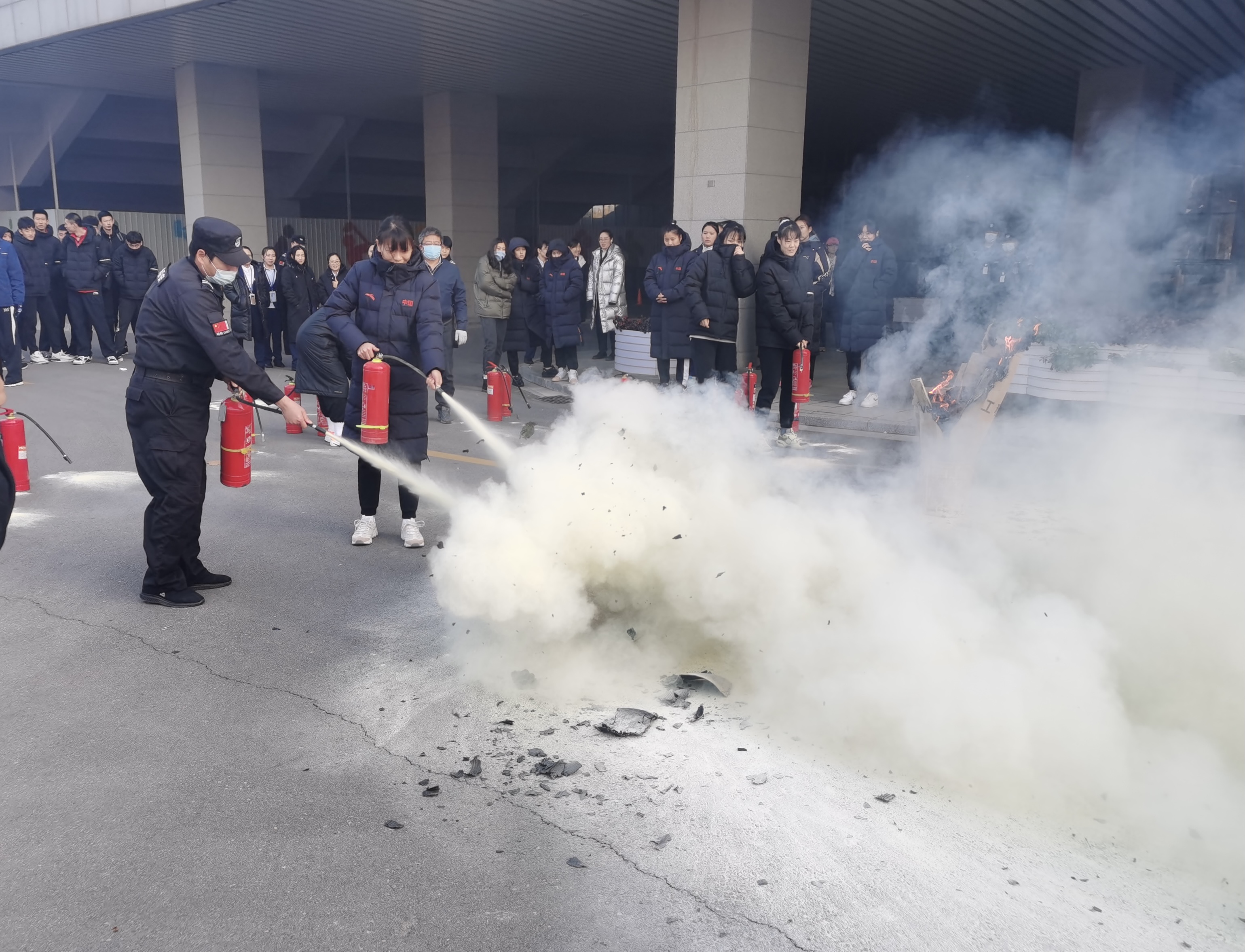 奥体中心组织开展消防应急疏散演练.JPG